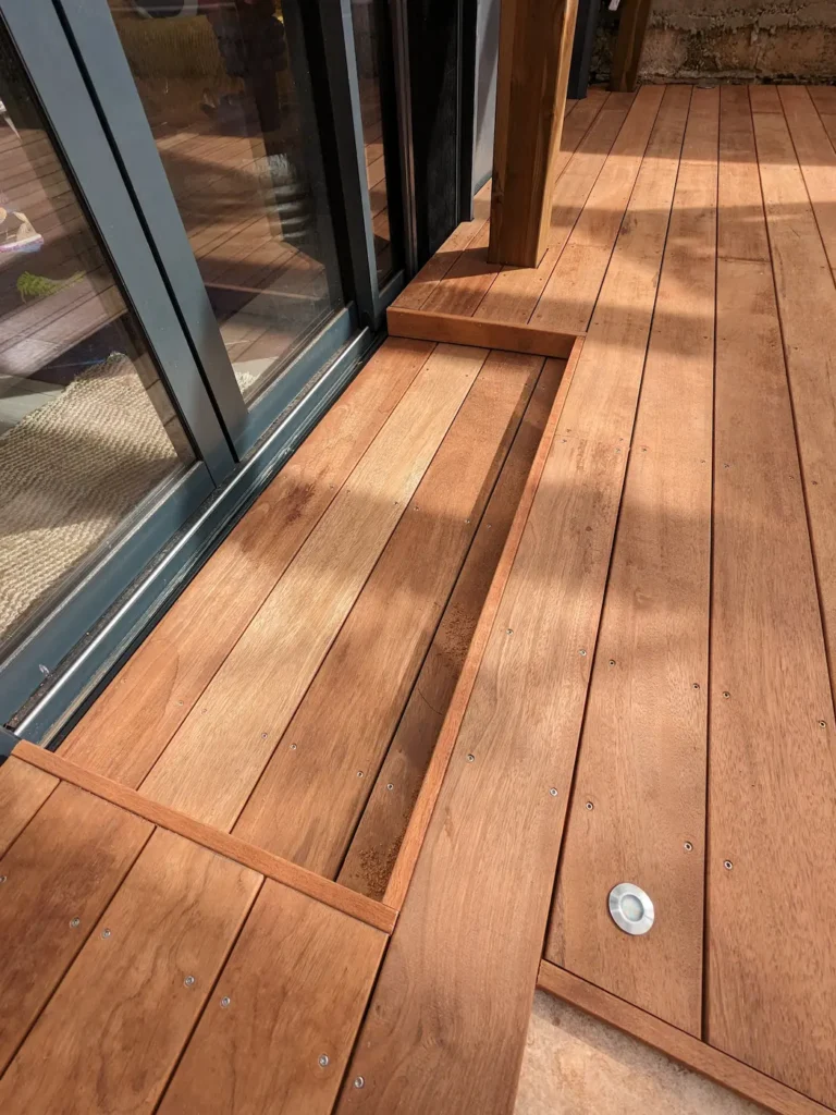 Terrasse bois extérieur réalisée par artisan dans le Var