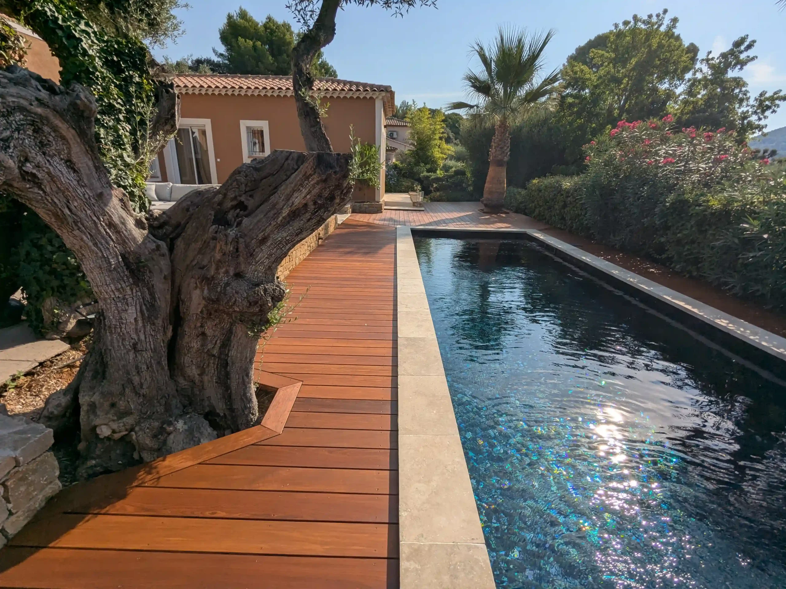 Aménagement terrasse bois jardin méditerranéen