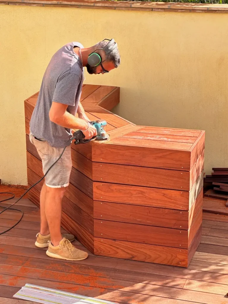 Nettoyage et dégraissage terrasse bois dans le Var