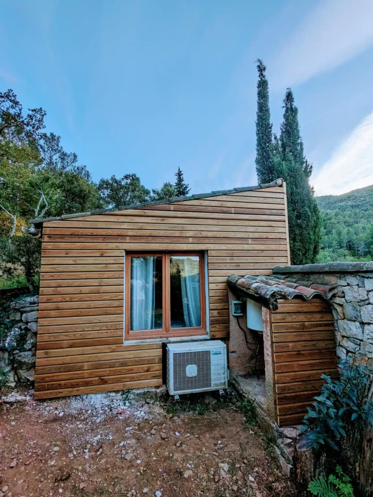 Habillage mural extérieur en bois naturel