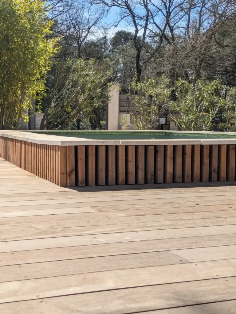 Pose de bardage autour d'une piscine VAR