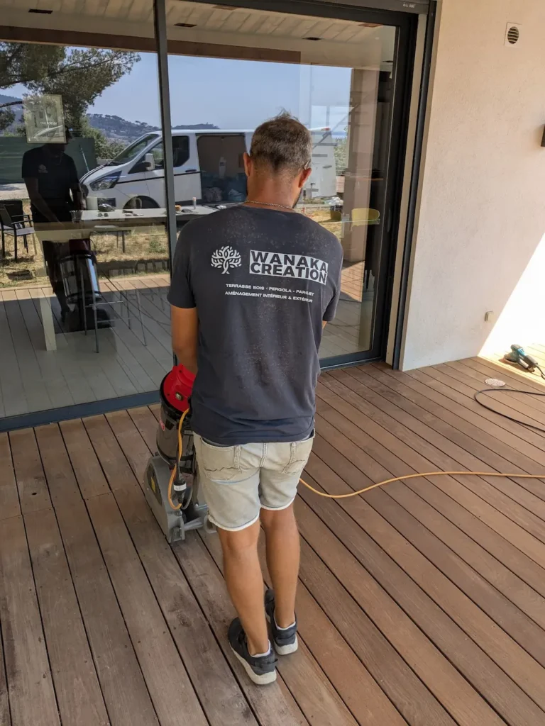 Entretien d’une terrasse bois extérieure dans le Var