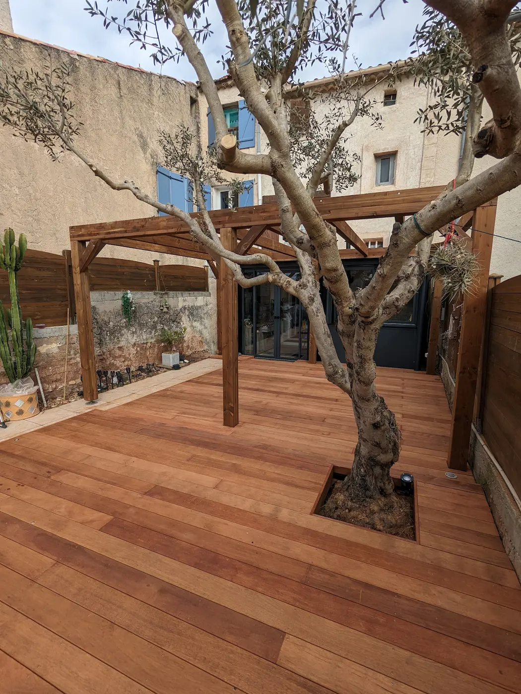 Pergola bois moderne dans un jardin