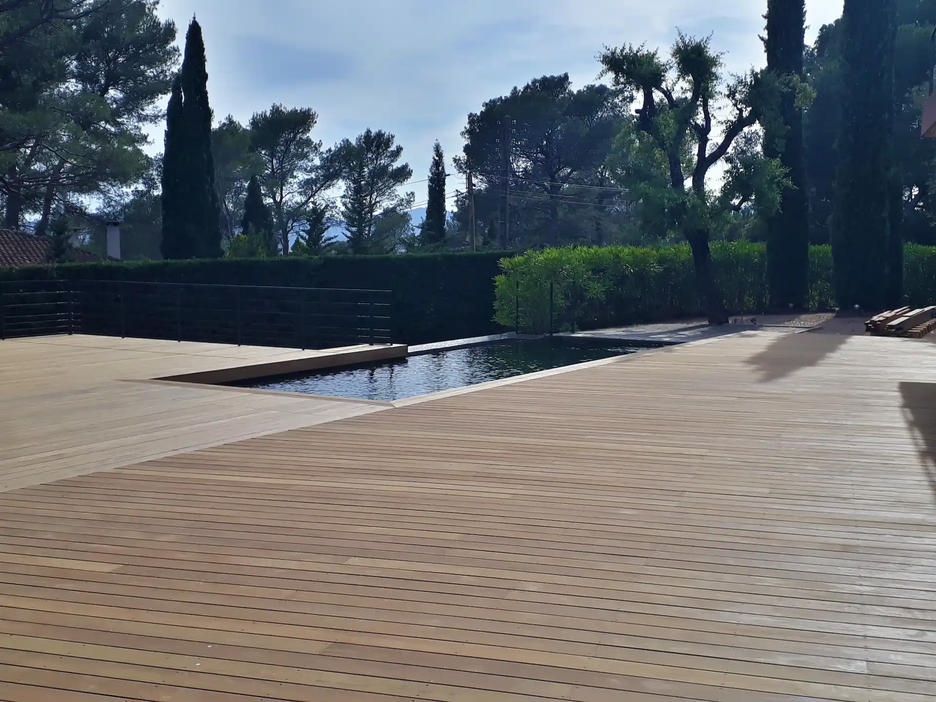 Terrasse en bois autour de piscine dans le Var