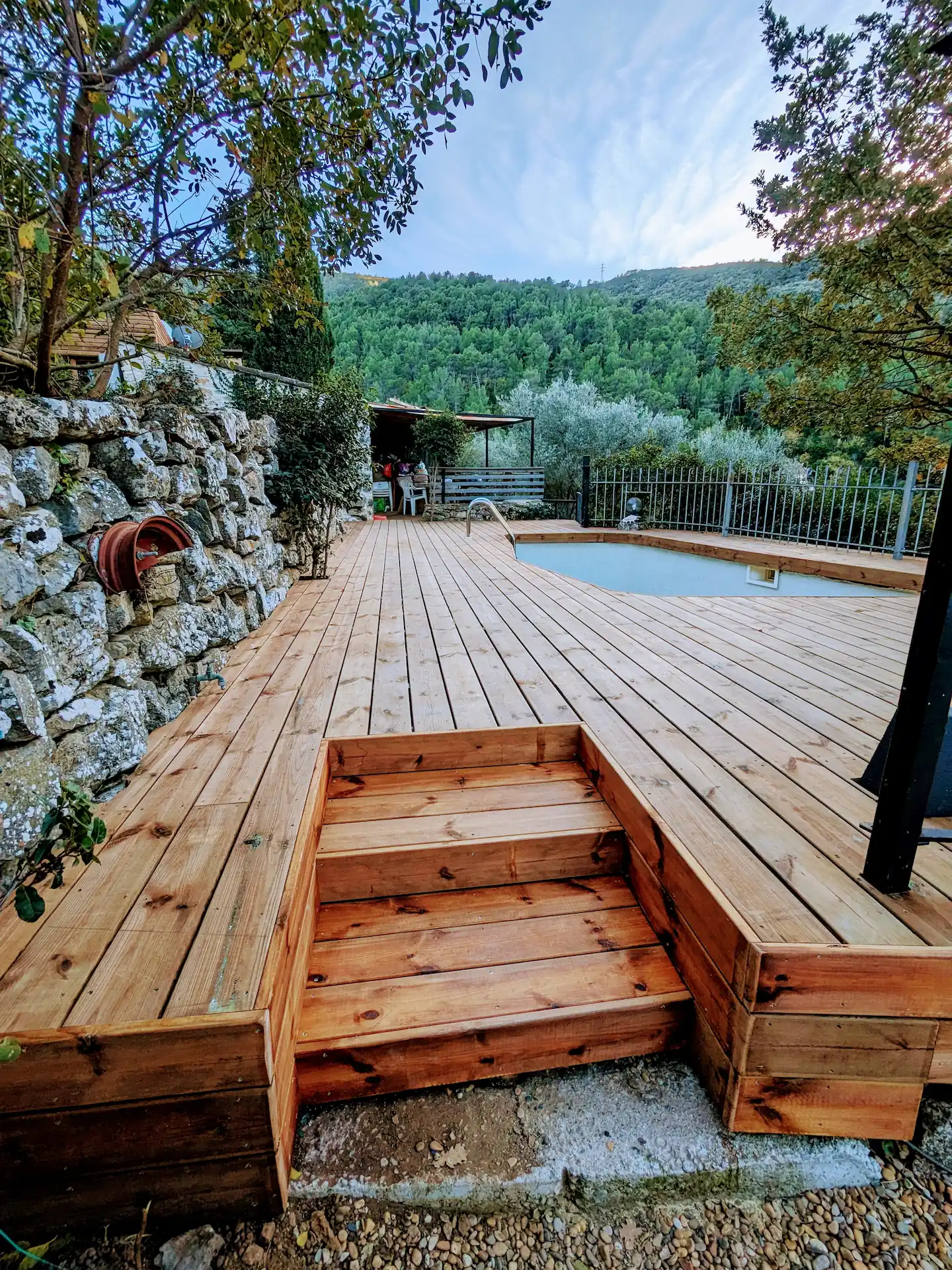 Pose de terrasse en bois autour de piscine dans le Var