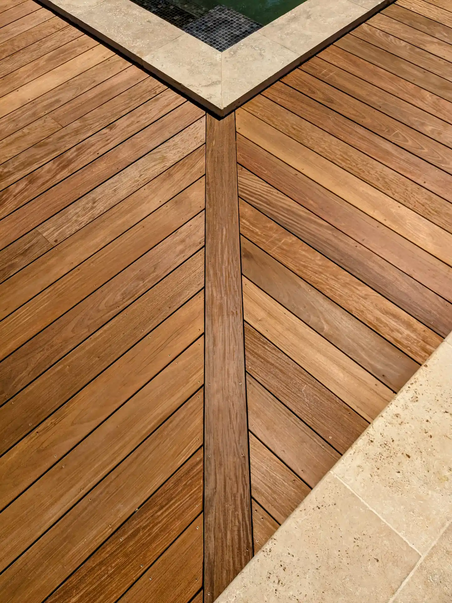 Terrasse en bois moderne avec finition soignée