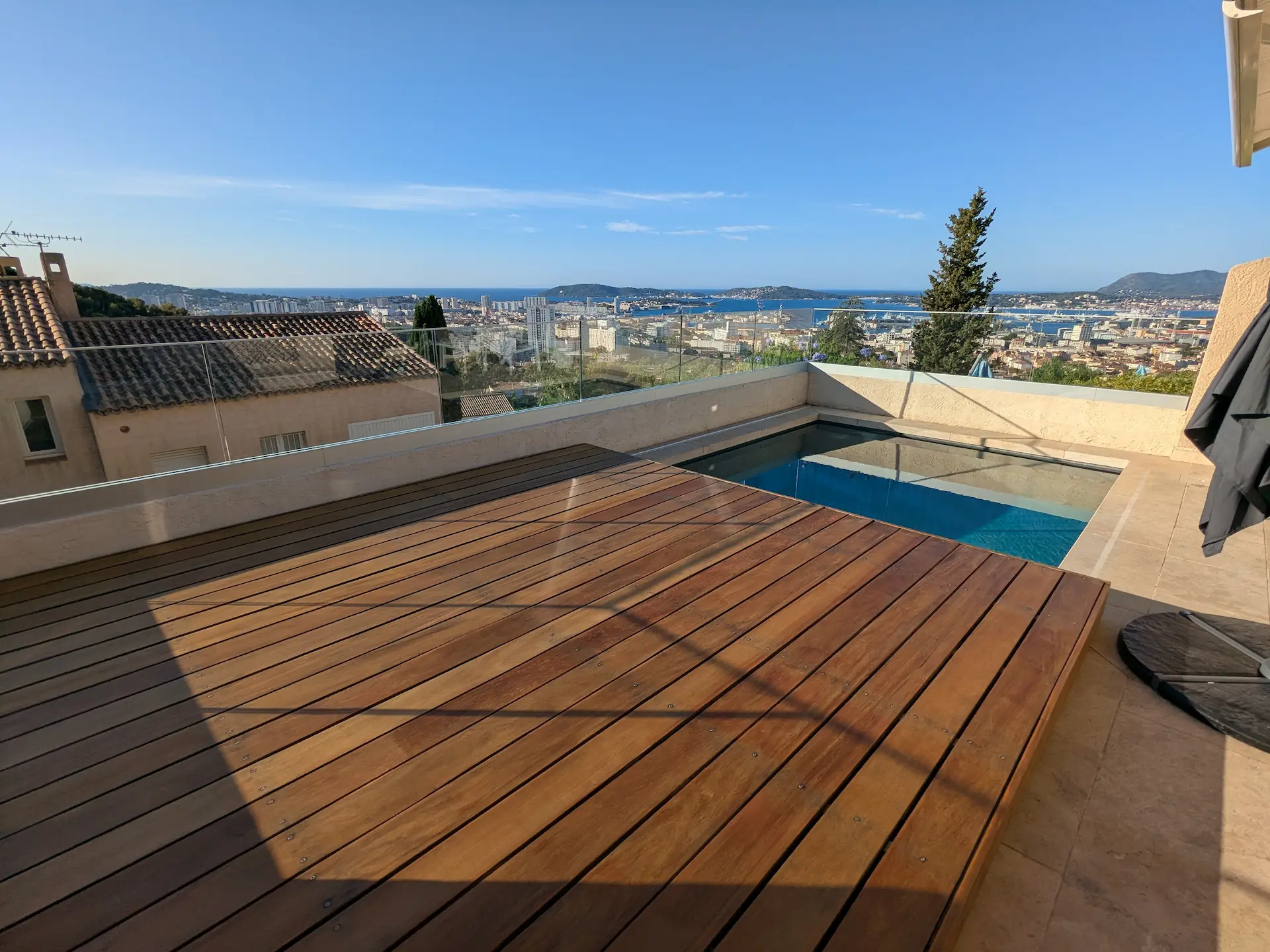 Pose de terrasse bois naturel dans un jardin
